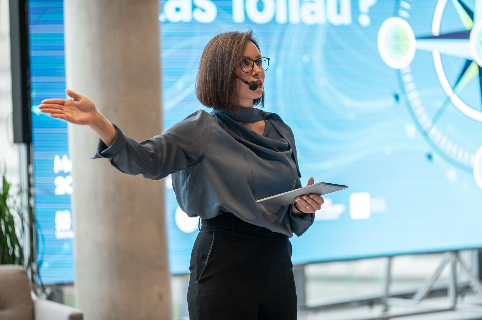 Aurelija Povilaikė moderuoja renginį